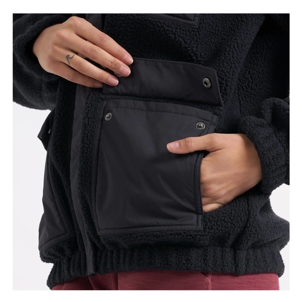 Vuori Utility Sherpa Jacket in Black - Picture 3 of 11